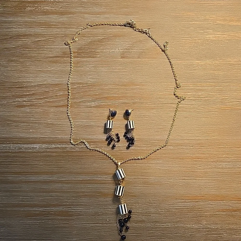 Blue And White Talbot's Pendant & Earrings - Picture 2 of 6